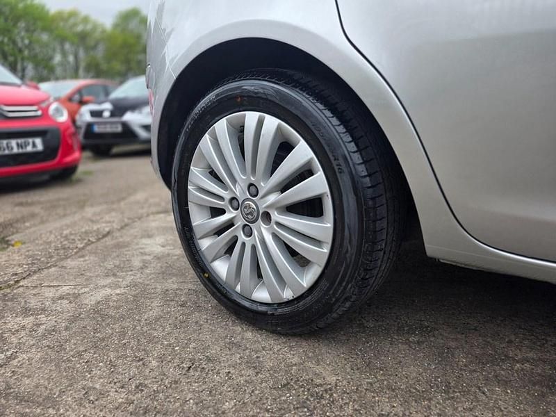 Second-hand Vauxhall Corsa 2013 Argintiu Hatchback