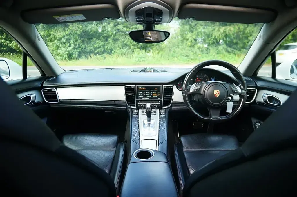 Used Porsche Panamera 300 HP (220 kW) 2015 White Hatchback
