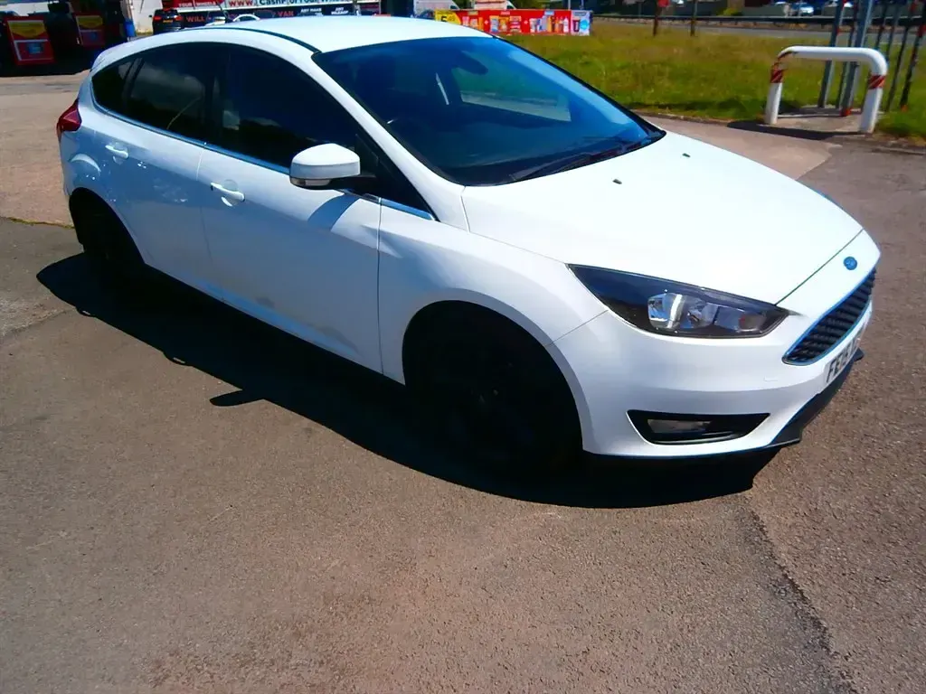 Used Ford Focus Zetec 120 HP (88 kW) 2015 White Hatchback