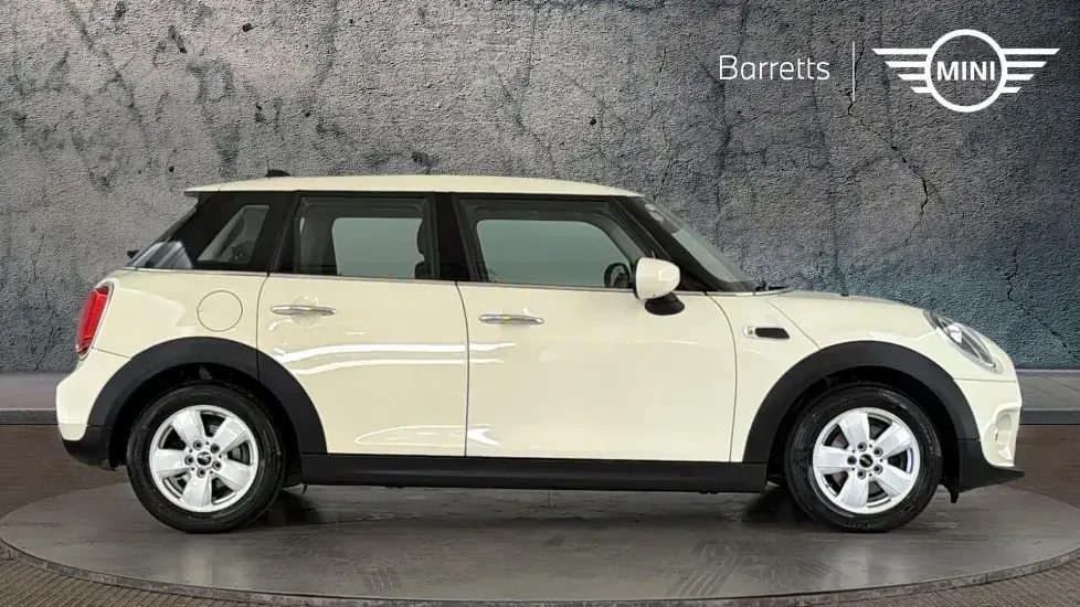 Used Mini ONE Classic 101 HP (74 kW) 2019 White Hatchback