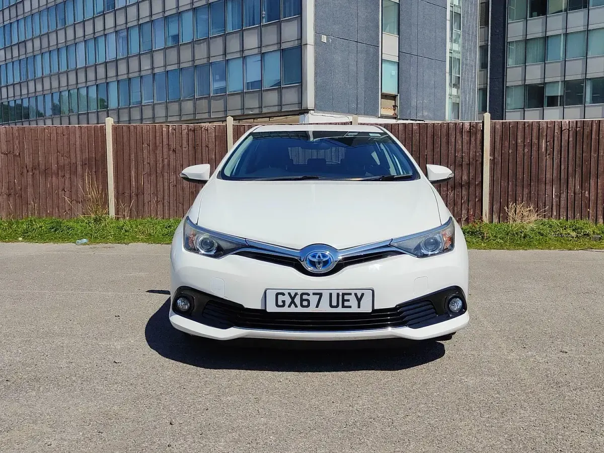 Used Toyota Auris Hybrid Business Edition 136 HP (100 kW) 2017 White Hatchback