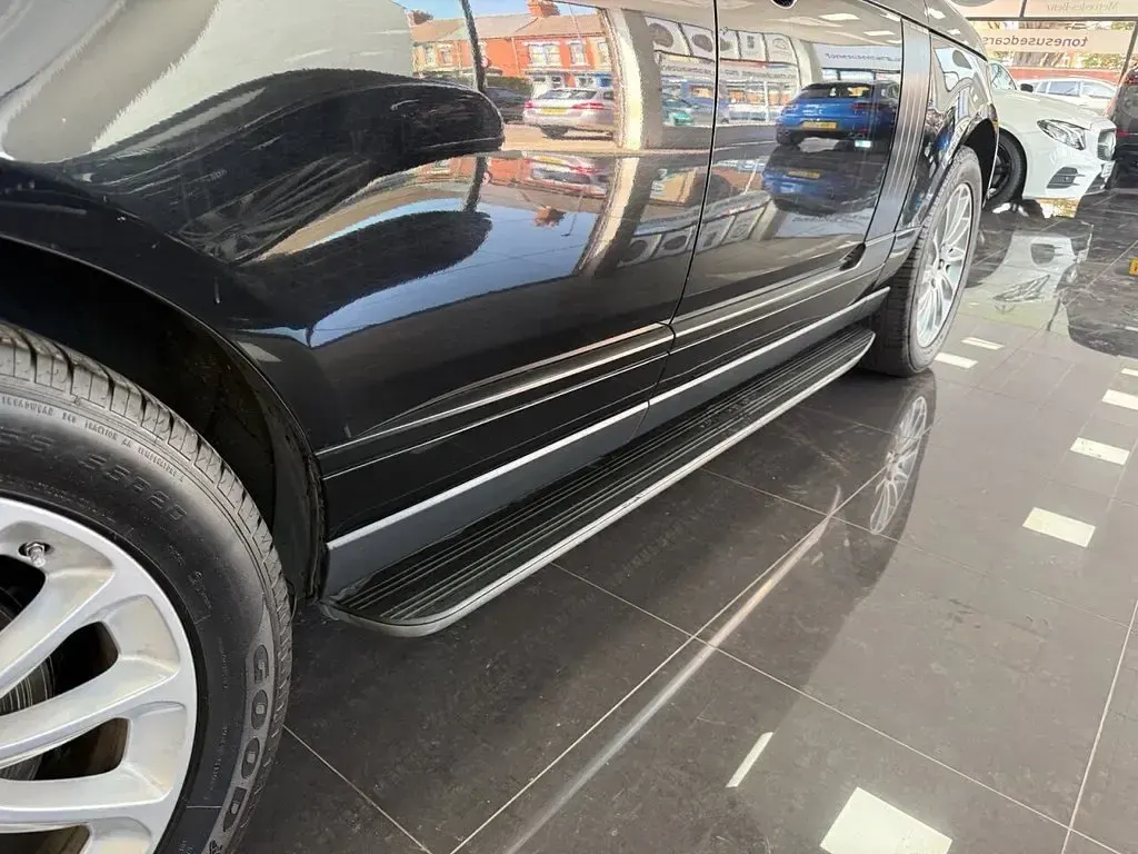 Used Land Rover Range Rover Vogue 404 HP (297 kW) 2019 Power black SUV