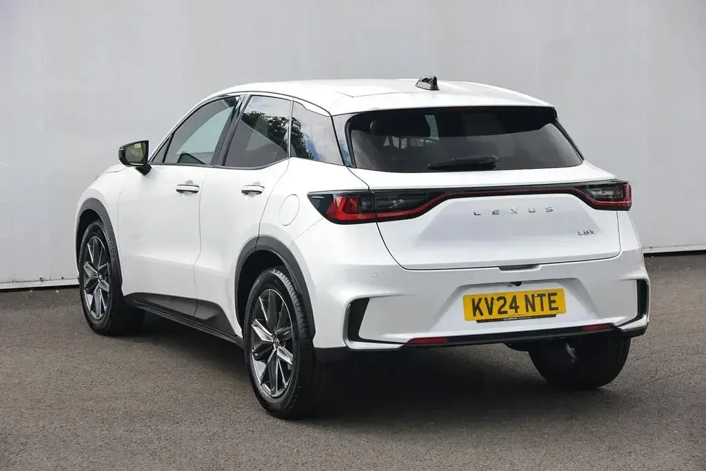 Used Lexus LBX 136 HP (100 kW) 2024 White SUV
