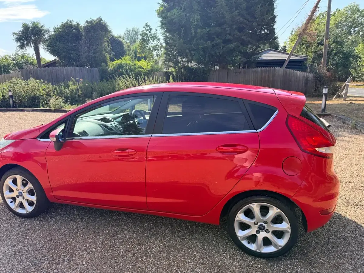 Used Ford Fiesta Titanium 96 HP (70 kW) 2010 Red Hatchback
