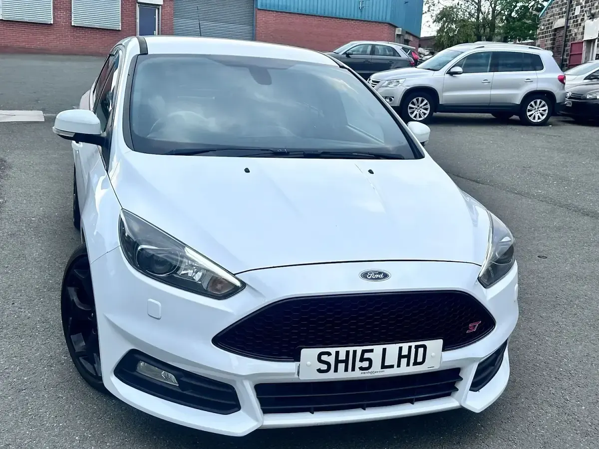 Used Ford Focus ST 185 HP (136 kW) 2015 White Hatchback