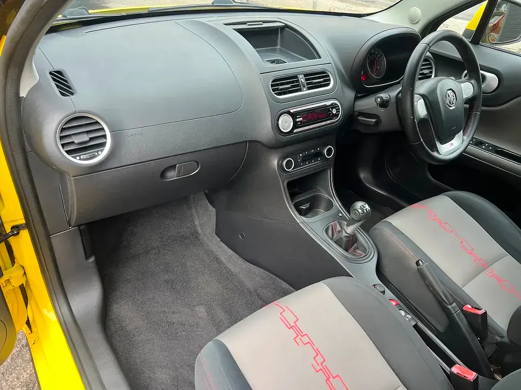 Used MG MG3 106 HP (77 kW) 2016 Yellow Hatchback