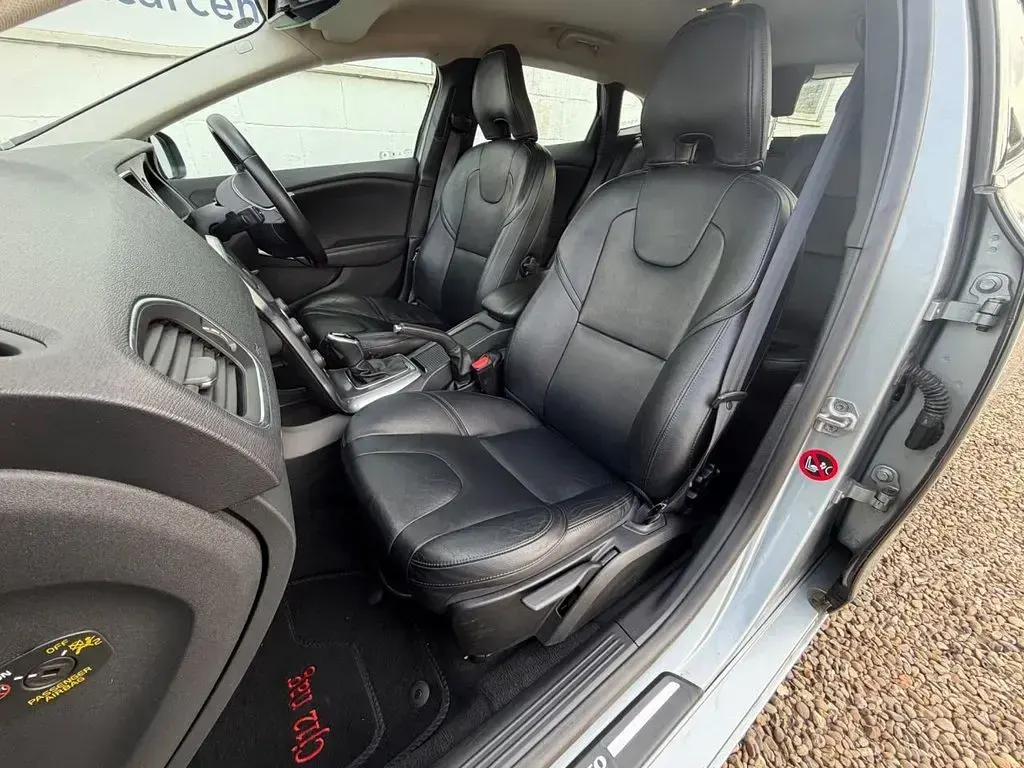 Used Volvo V40 SE Lux 190 HP (139 kW) 2015 Silver Hatchback