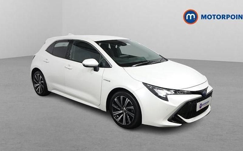 Used Toyota Corolla Design 122 HP (89 kW) 2021 White Hatchback