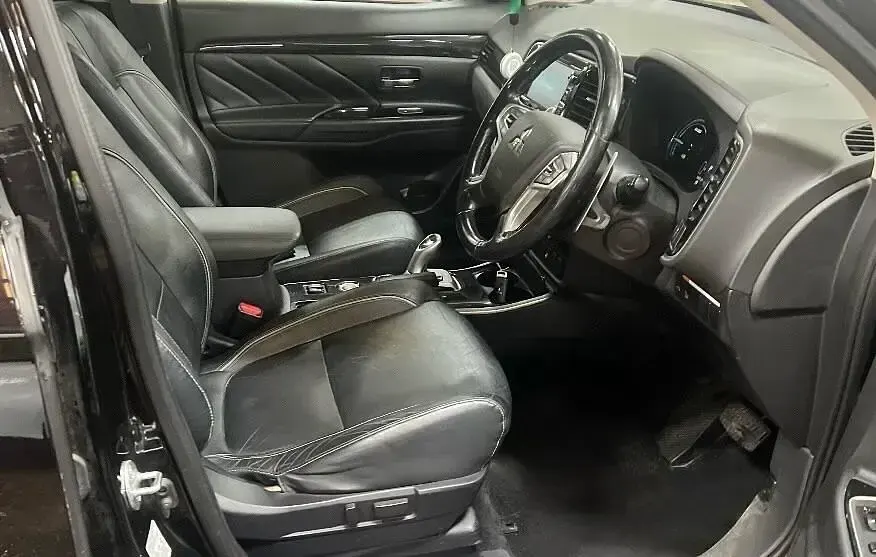 Używany Mitsubishi Outlander P-HEV 2016 Czarny Kombi