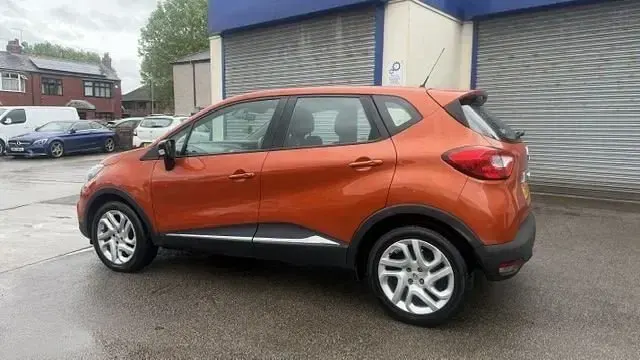 Used Renault Captur Dynamique 90 HP (66 kW) 2015 Orange SUV