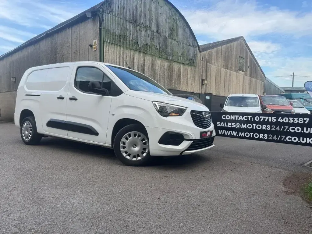 Usado Vauxhall Combo Sportive 100 HP (73 kW) 2020 Branco Monovolume
