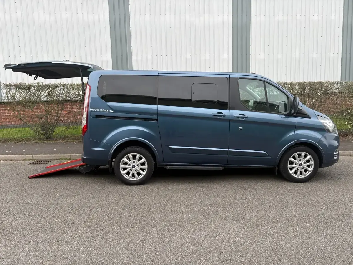 Begagnad Ford Tourneo Titanium 130 HK (95 kW) 2020 Blå Minibuss