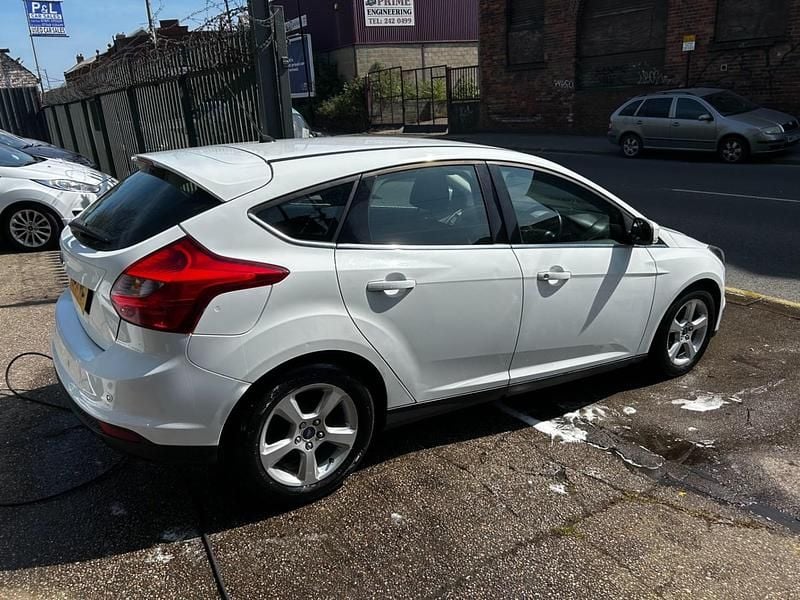 Used Ford Focus Zetec 2014 White Hatchback