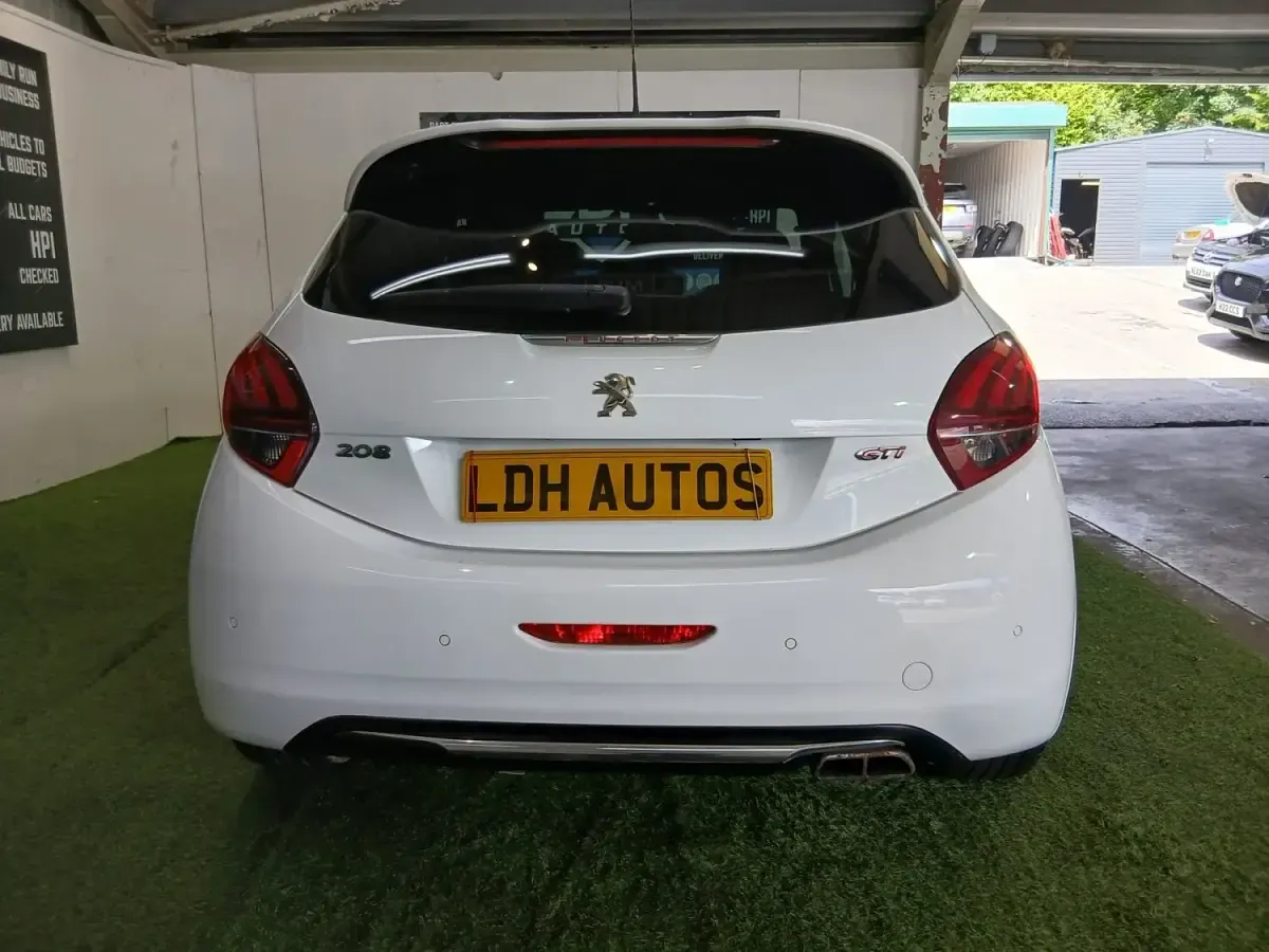 Used Peugeot 208 Prestige 205 HP (150 kW) 2016 White Hatchback