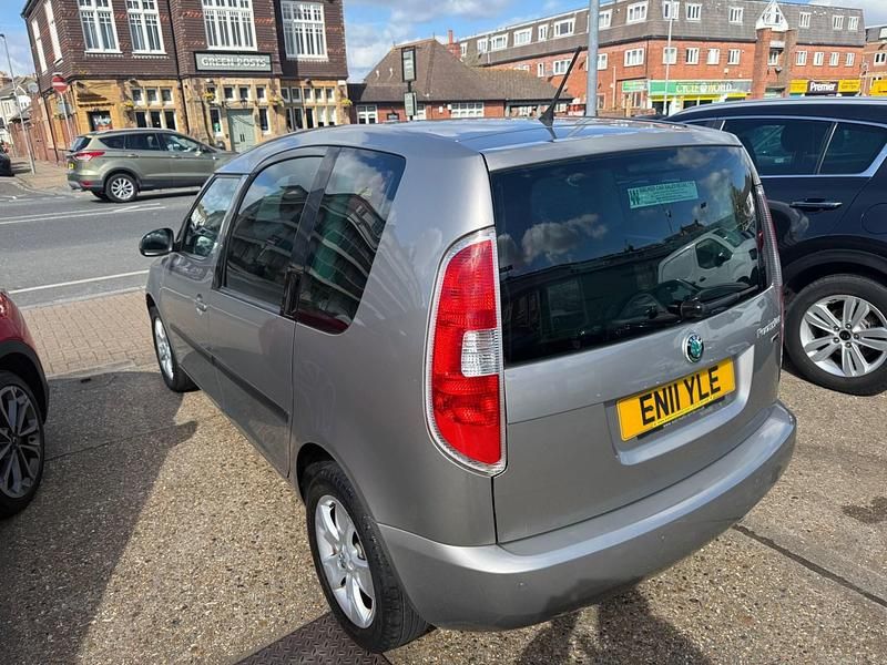 Usado Skoda Roomster SE 105 CV (77 kW) 2011 Beige Monovolumen