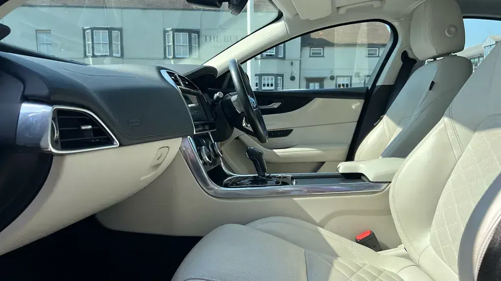 Used Jaguar XE 249 HP (183 kW) 2019 Blue Sedan