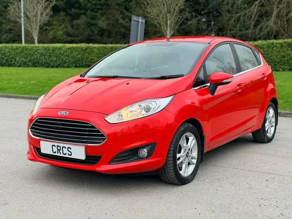 Usado Ford Fiesta Zetec 100 HP (73 kW) 2014 Vermelho Citadino
