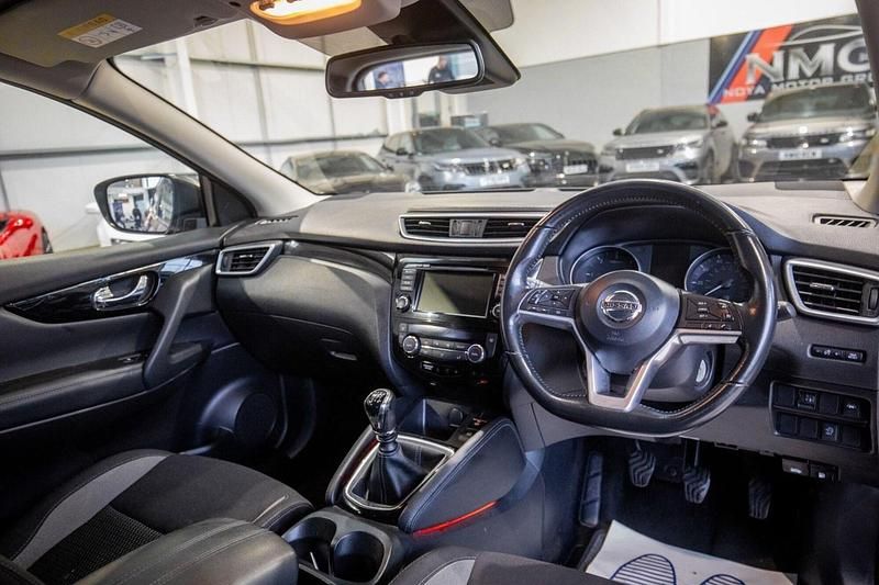 Used Nissan Qashqai Acenta Premium 115 HP (84 kW) 2018 Red SUV