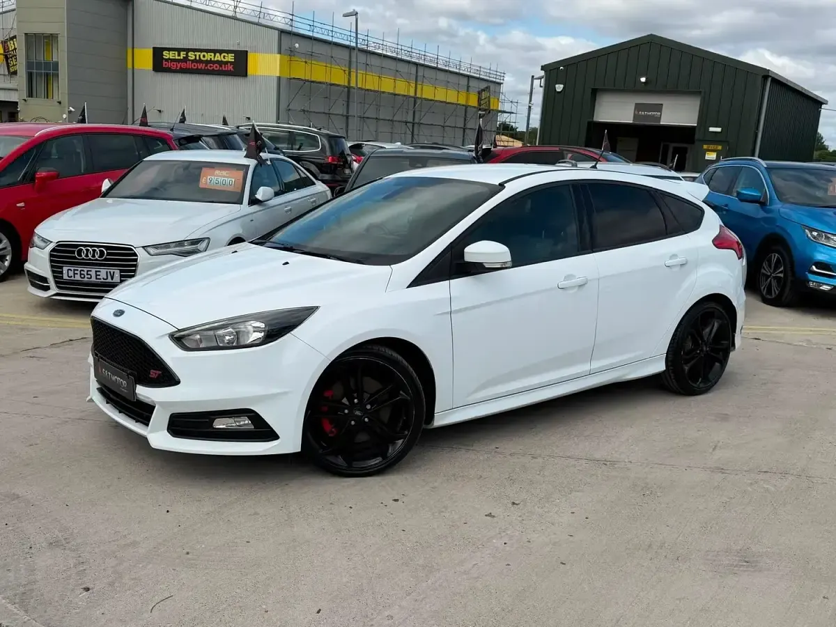Used Ford Focus ST 185 HP (136 kW) 2017 White Hatchback