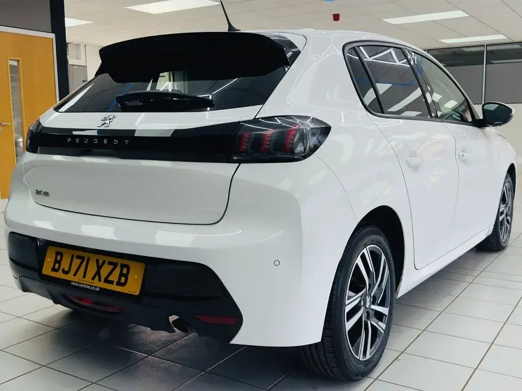 Used Peugeot 208 Allure Premium 100 HP (73 kW) 2021 White Hatchback