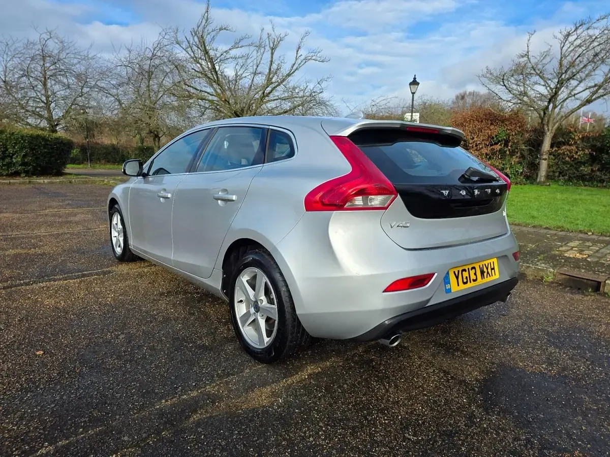 Used Volvo V40 SE 180 HP (132 kW) 2013 Silver Hatchback