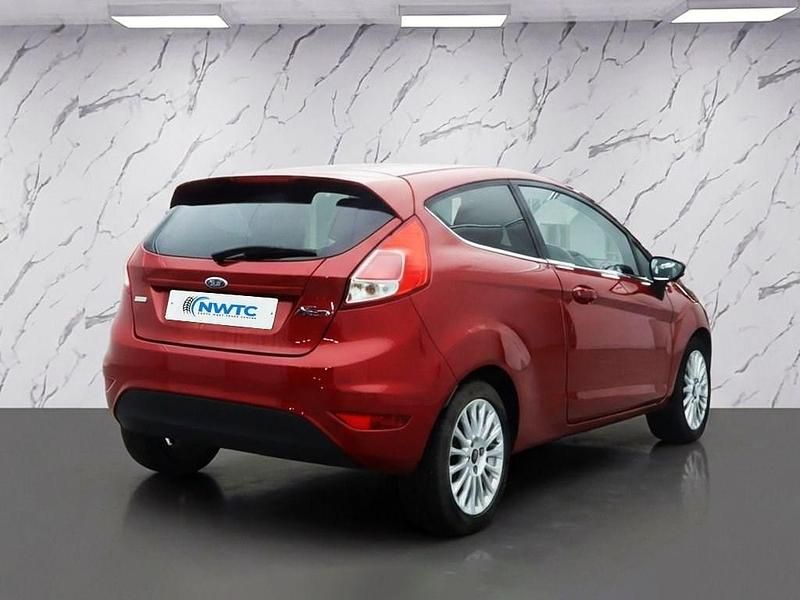 Used Ford Fiesta Zetec 100 HP (73 kW) 2015 Red Hatchback