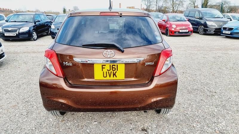 Begagnad Toyota Yaris 69 HK (50 kW) 2012 Brun Halvkombi