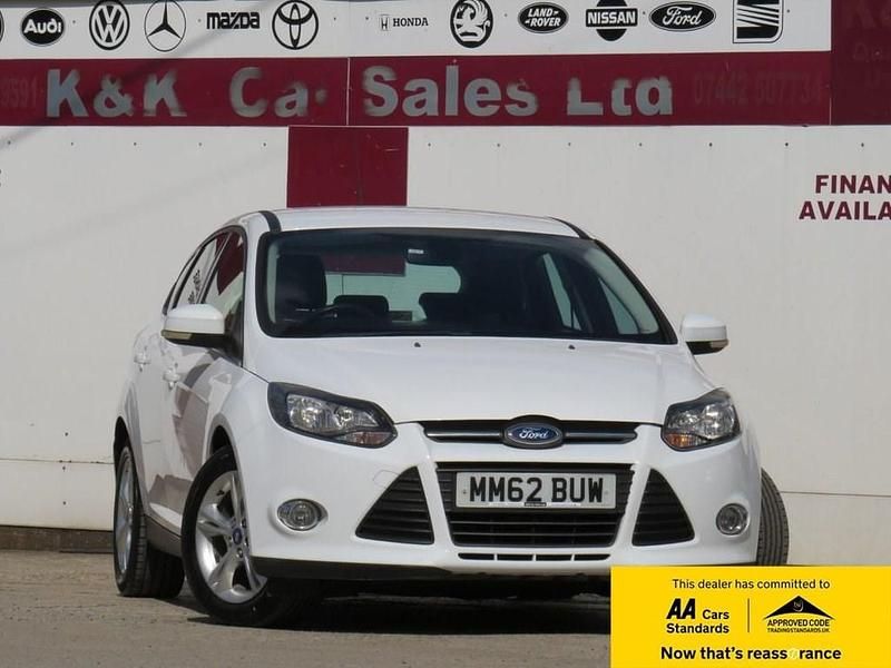 Used Ford Focus Zetec 125 HP (91 kW) 2013 White Hatchback