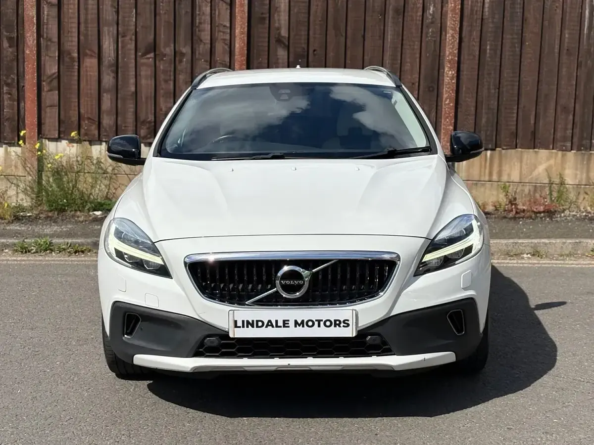 Used Volvo V40 Pro 2017 White Hatchback