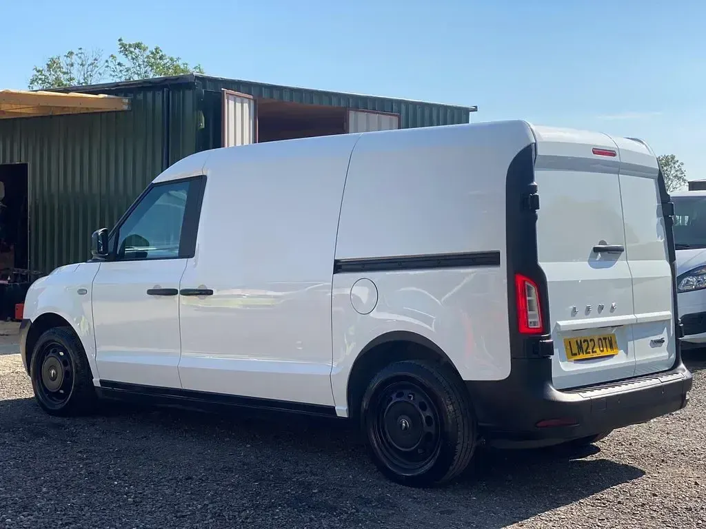 Used LEVC VN5 Business 150 HP (110 kW) 2022 White MPV