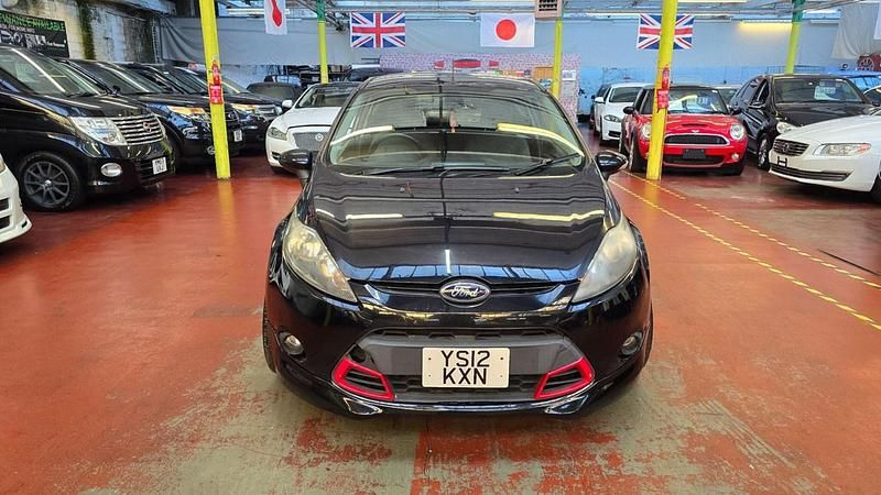 Begagnad Ford Fiesta Zetec 2012 Svart Halvkombi
