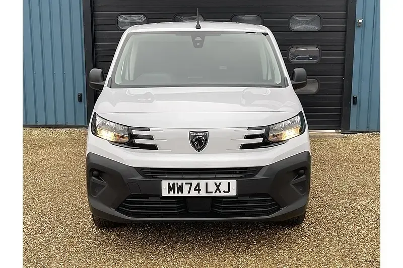 Used Peugeot Partner 131 HP (96 kW) 2024 White MPV