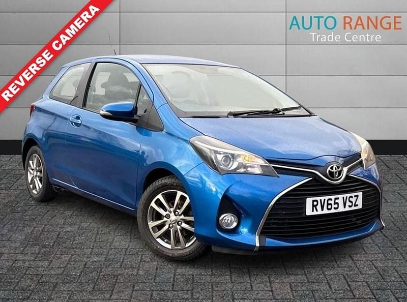 Used Toyota Yaris 69 HP (50 kW) 2015 Blue Hatchback
