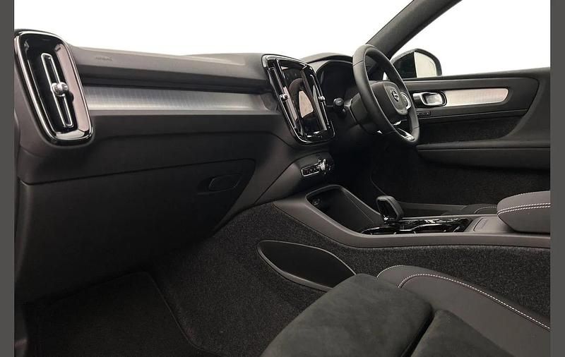 Used Volvo XC40 Plus 161 HP (118 kW) 2025 Blue SUV