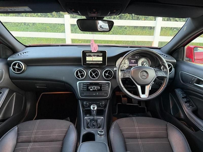 Begagnad Mercedes A180 2013 Röd Halvkombi