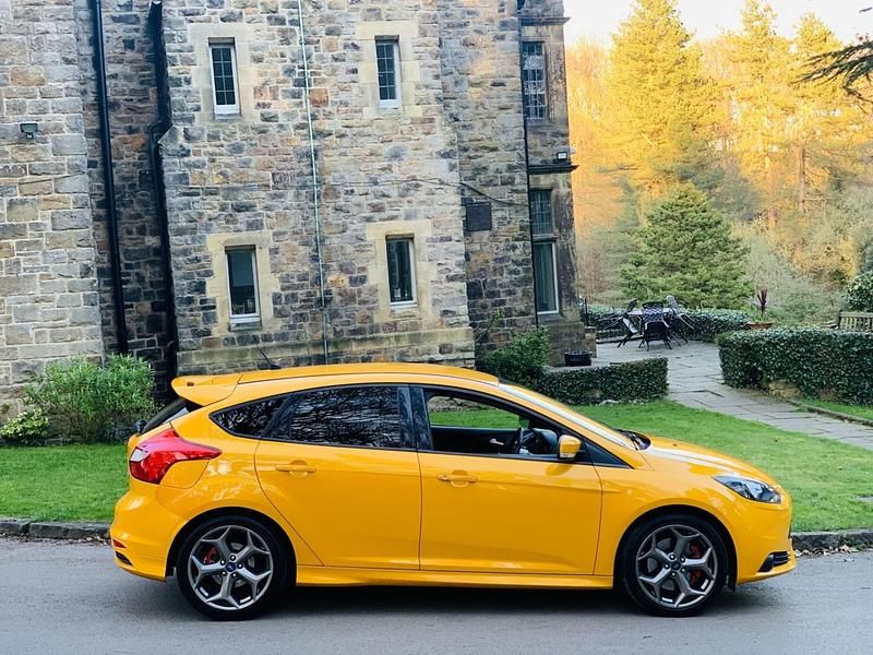 Used Ford Focus ST 250 HP (183 kW) 2014 Yellow Hatchback