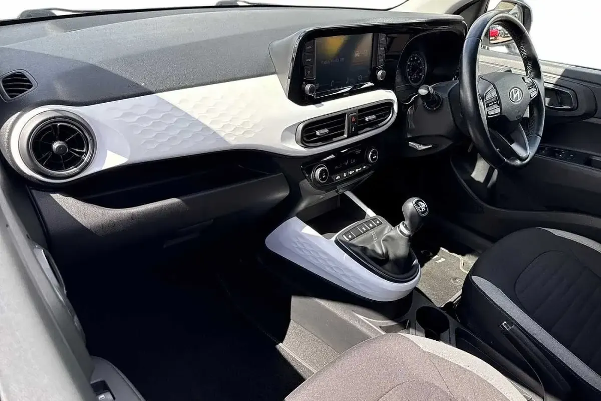 Used Hyundai i10 Premium 84 HP (61 kW) 2022 Silver Hatchback