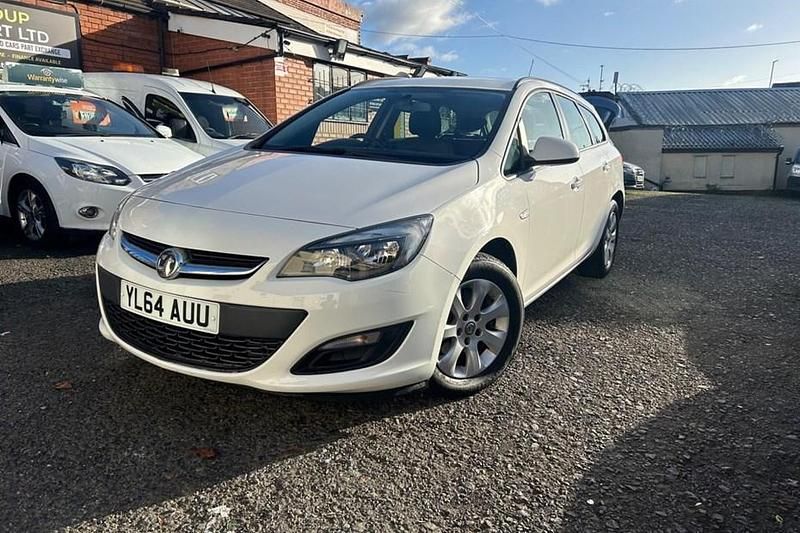 White Used 2015 Vauxhall Astra Design Edition Estate | £2,395 (Fair price) - Image 1/1