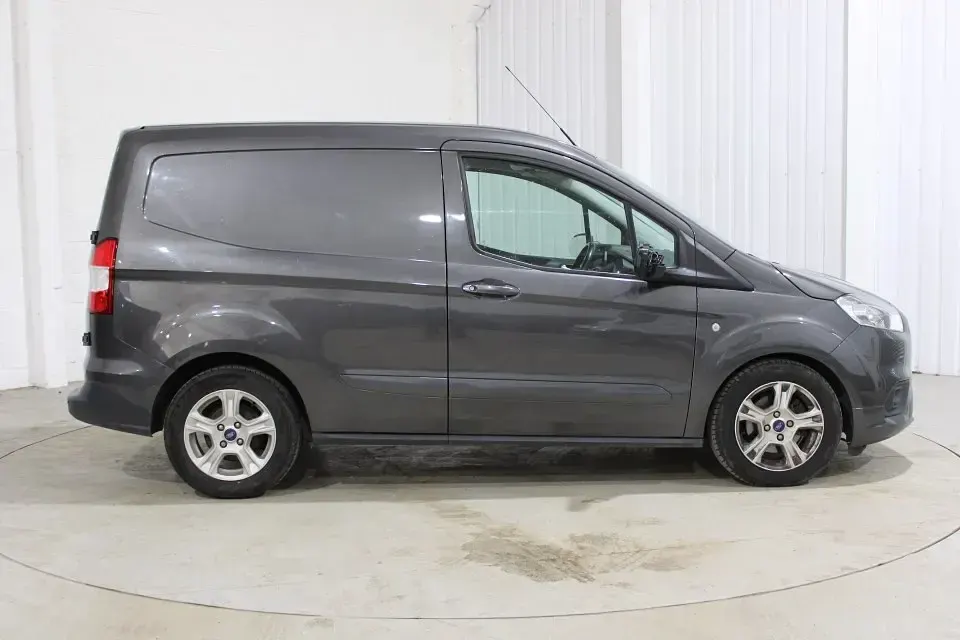 Begagnad Ford Transit Limited 100 HK (73 kW) 2021 Grå Van