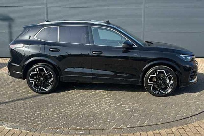 Used VW Tiguan R-line 150 HP (110 kW) 2025 Black SUV