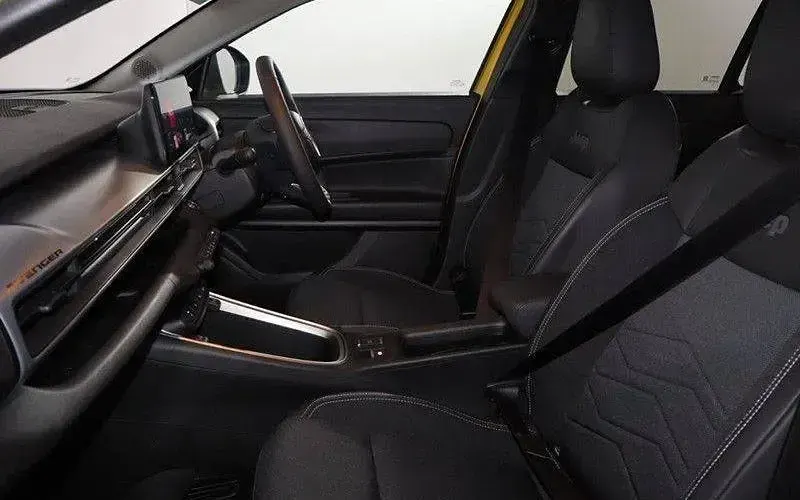 Used Jeep Avenger EV Summit 114 kW (156 HP) 2025 Yellow/black SUV