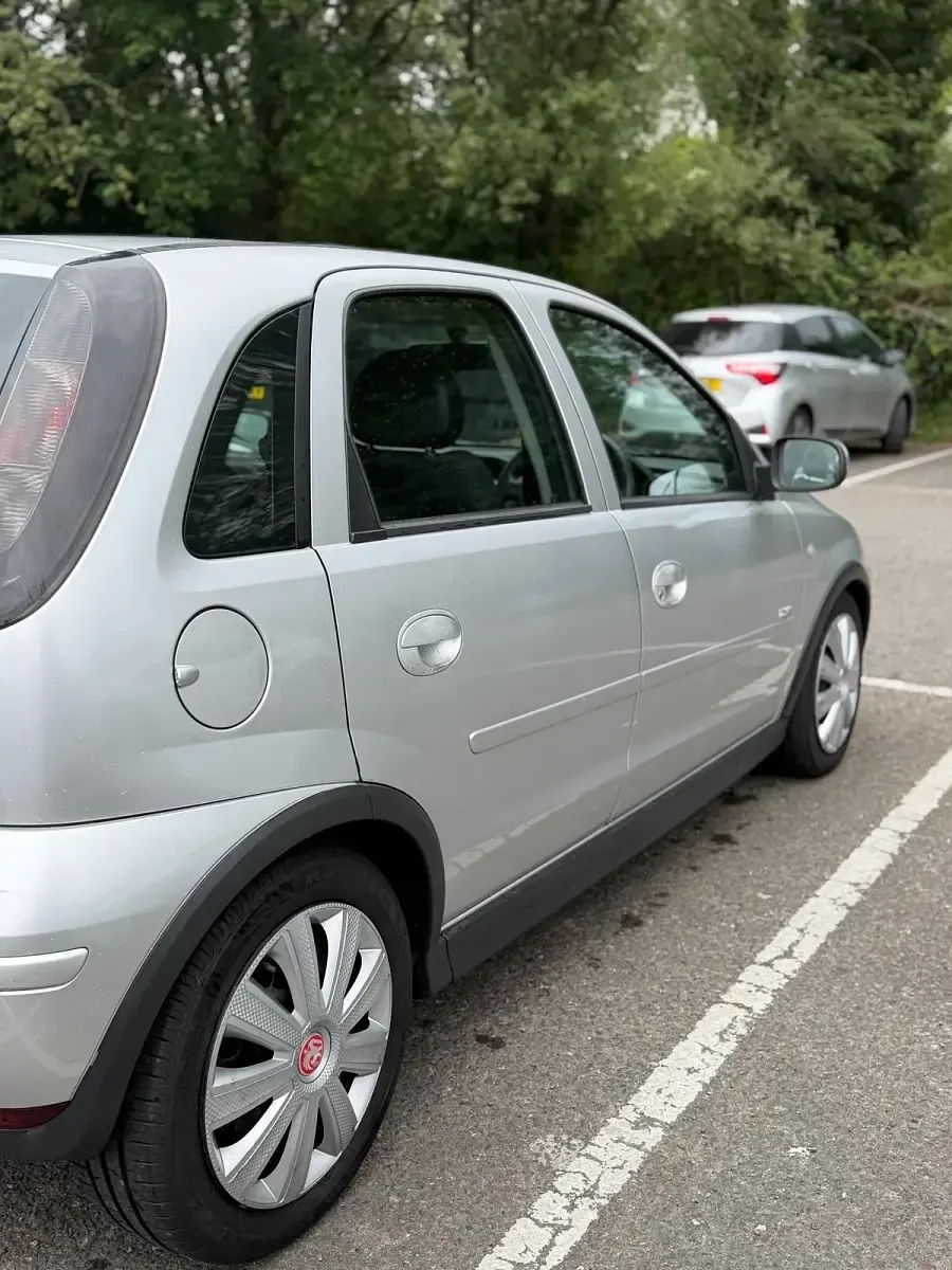 Second-hand Vauxhall Corsa Design Edition 2006 Argintiu Hatchback