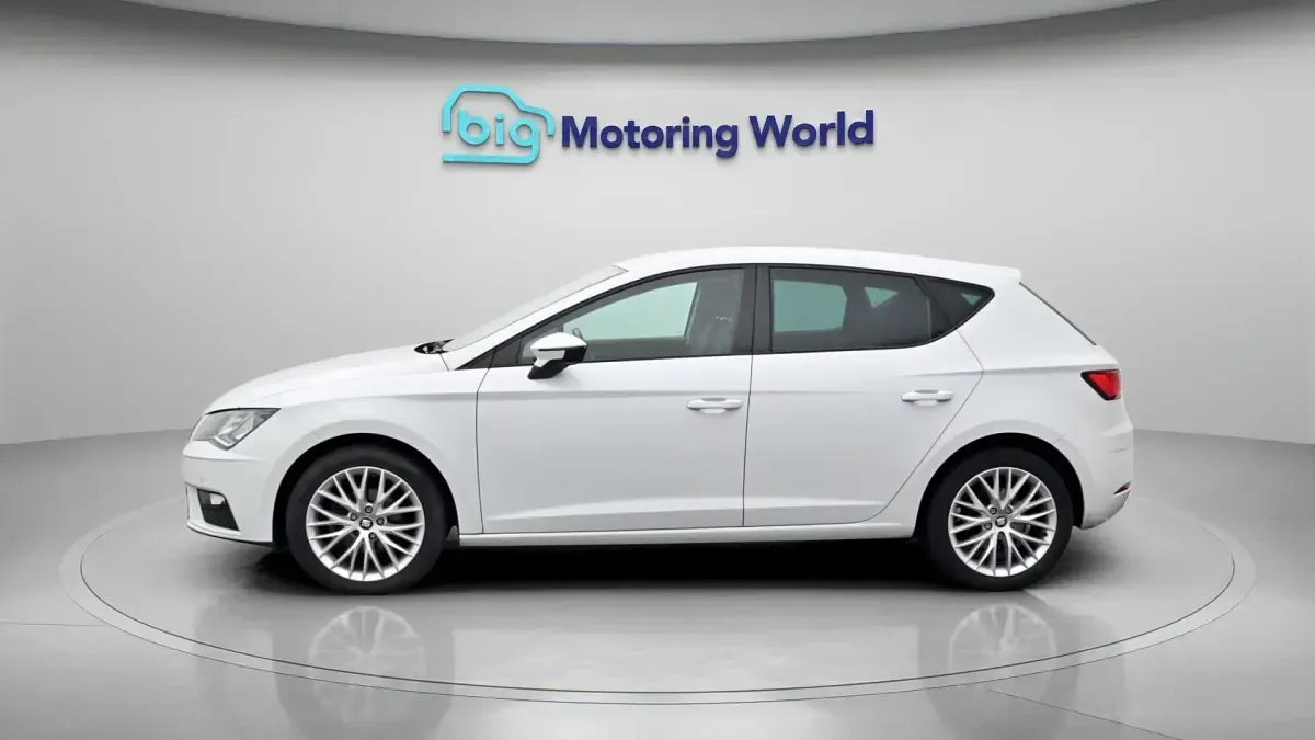 Used Seat Leon SE Dynamic 115 HP (84 kW) 2018 White Hatchback
