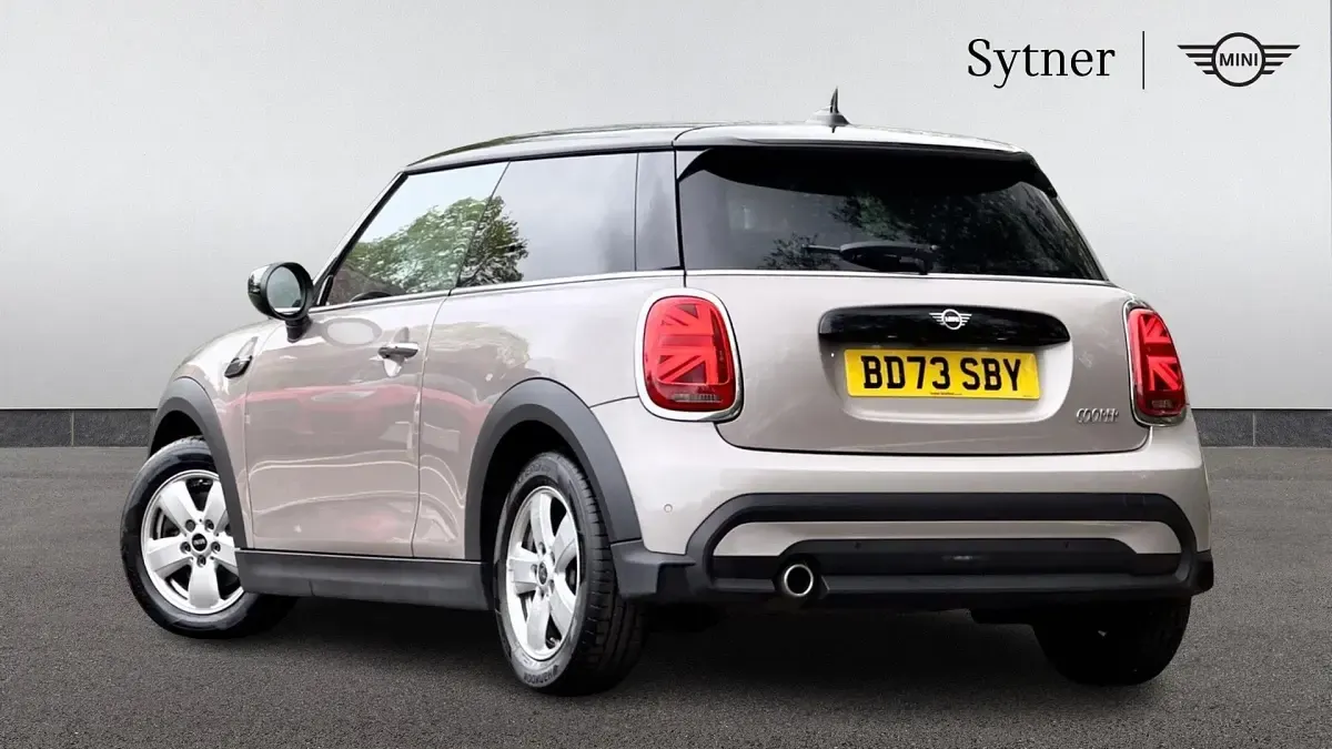 Usado Mini Cooper Classic 134 HP (98 kW) 2023 Cinzento Citadino