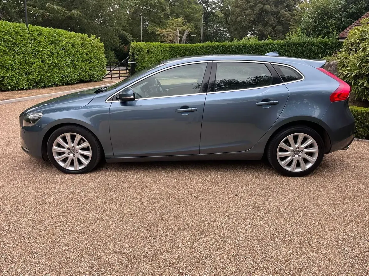 Used Volvo V40 SE Lux 147 HP (108 kW) 2014 Blue Hatchback