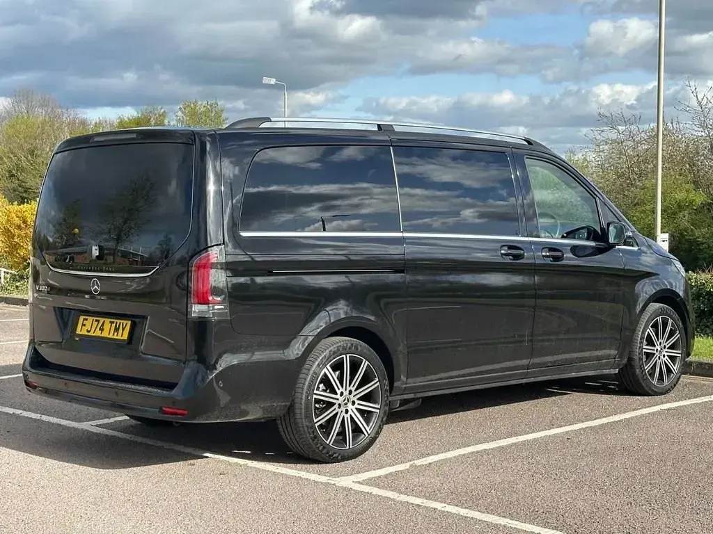 Używany Mercedes V300 Premium 2024 Czarny Minivan