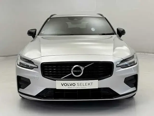 Used Volvo V60 R-Design 161 HP (118 kW) 2022 Estate