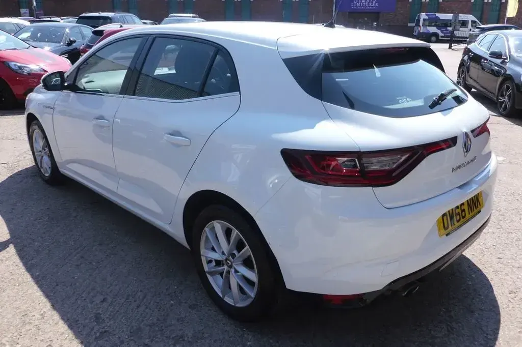 Used Renault Mégane Dynamique 130 HP (95 kW) 2017 White Hatchback