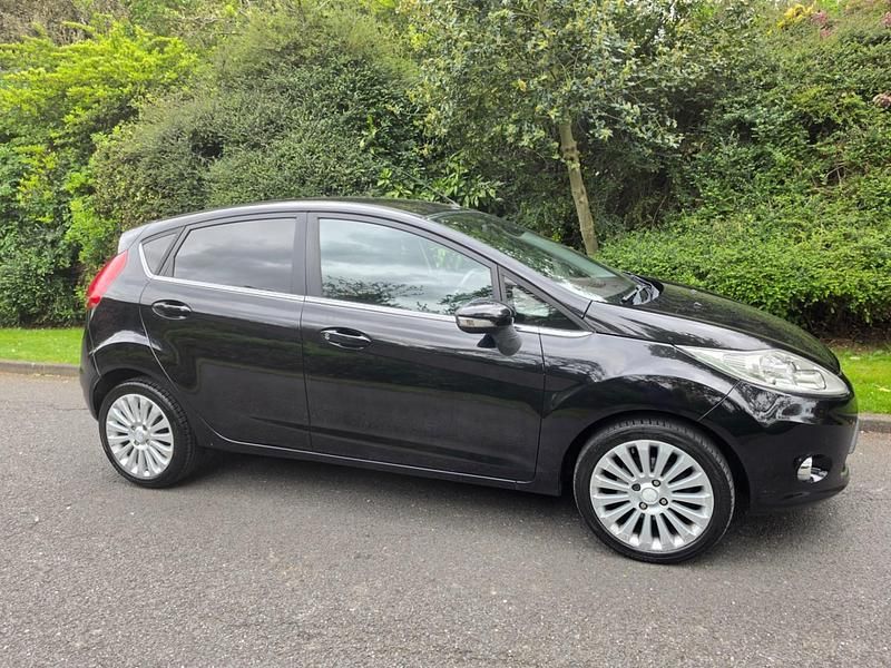 Begagnad Ford Fiesta Titanium 2009 Svart Halvkombi