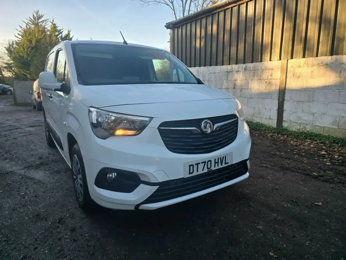 Second-hand Vauxhall Combo Sportive 100 CP (73 kW) 2021 Alb Monovolum